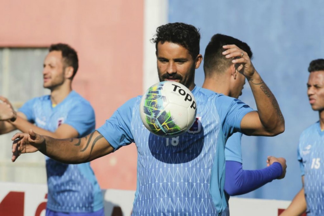 Leandro Silva volta após cumprir suspensão e será improvisado novamente na lateral-direita. Foto: Lineu Filho