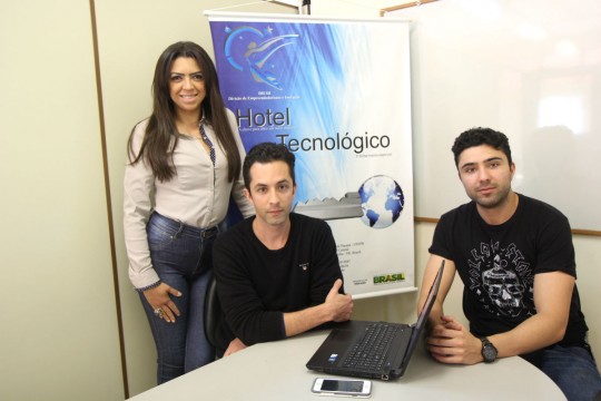 A professora Silvana e os irmãos Leonardo e Lucas, do aplicativo Matchbool (Foto:Raquel Tannuri Santana).