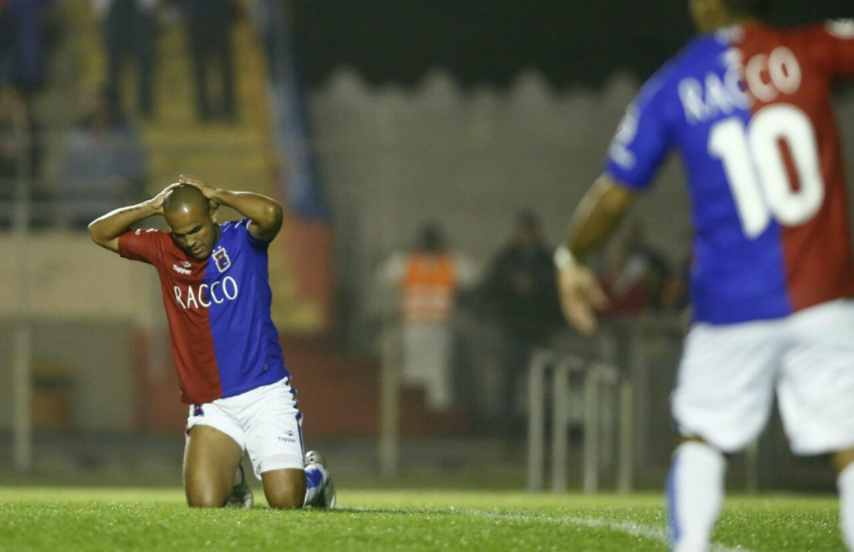 Lúcio Flávio lamenta o gol perdido contra o Paysandu, gol que faria tremenda diferença na classificação. Foto: Hugo Harada