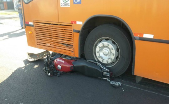 A moto ficou presa no rodado do ônibus, mas o motociclista teve ferimentos leves.
