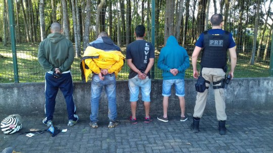 Os quatro presos - pegos em flagrante correndo atrás de balão - foram levados à Delegacia do Meio Ambiente de Curitiba.