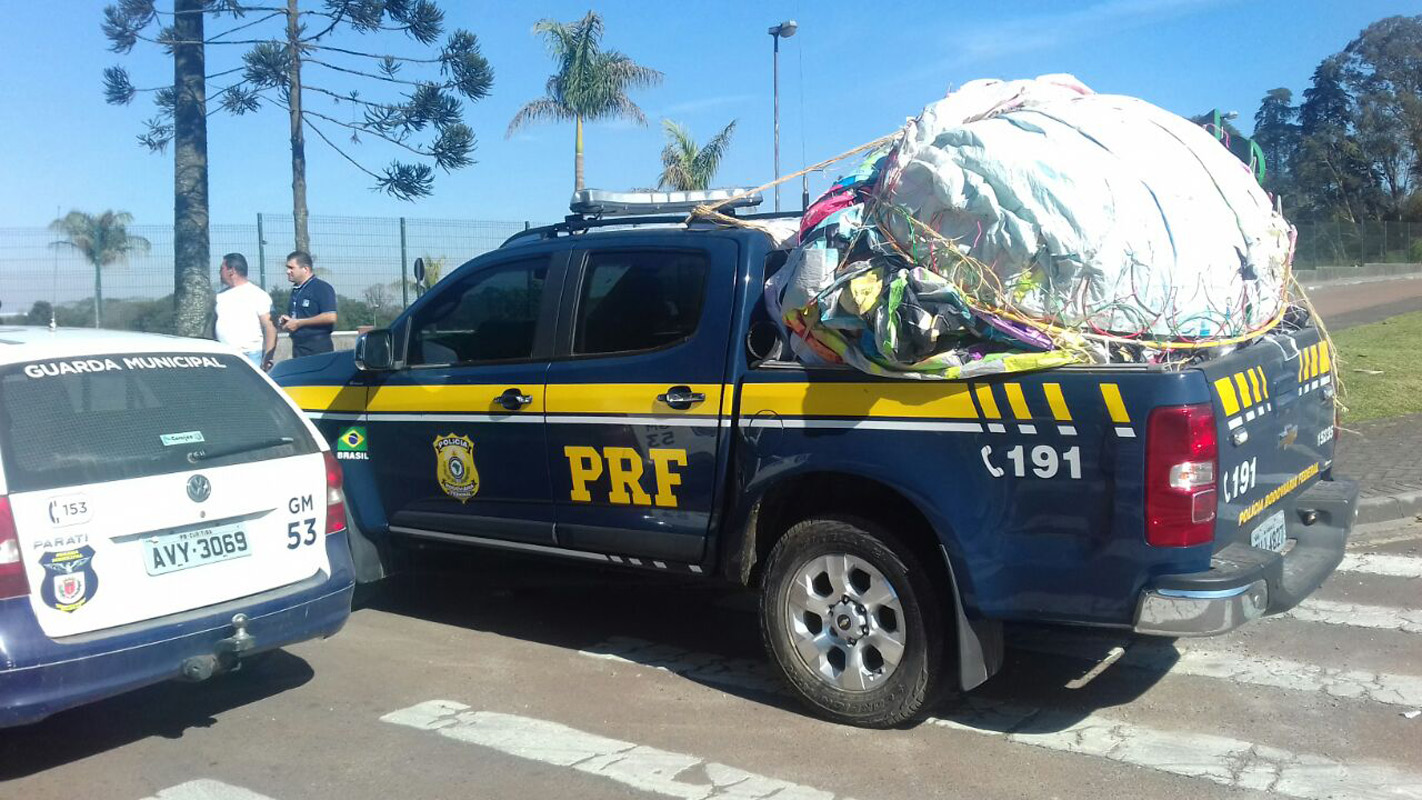 Polícia Rodoviária Federal prende quatro pessoas que corriam atrás de balão em rodovia.