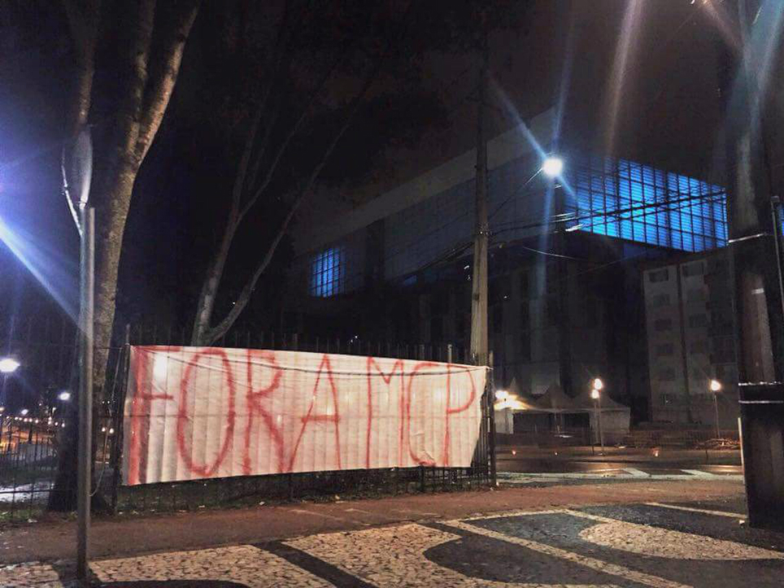 Na madrugada do sábado (20), a Arena recebeu faixas contra Mário Celso Petraglia e a favor do meia Vinícius. Foto: Reprodução/Facebook