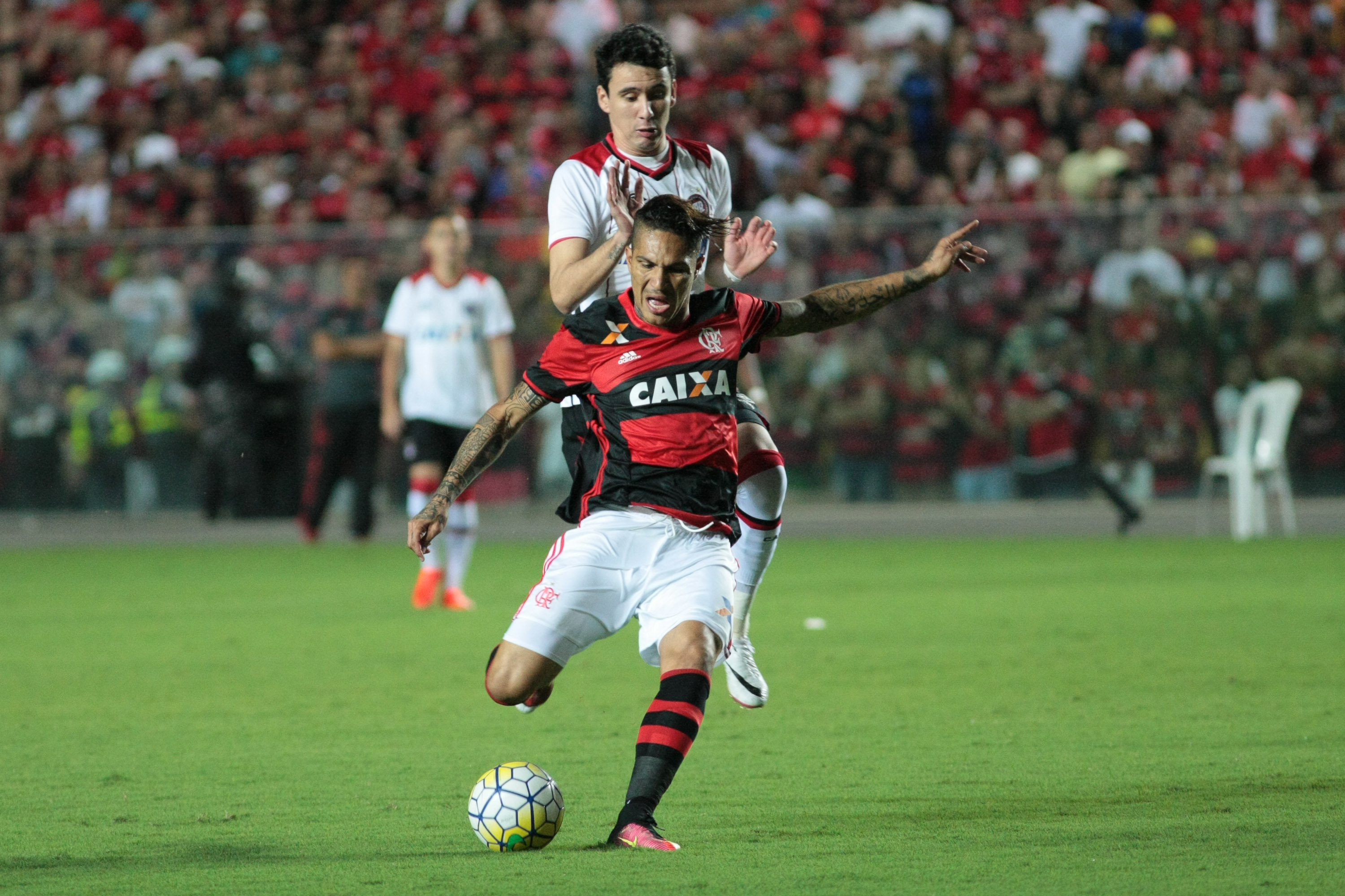 Pablo marca Guerrero. O Atlético tentou, mas não conseguiu empatar no final da partida. Foto: Gilson Borba/Estadão Conteúdo