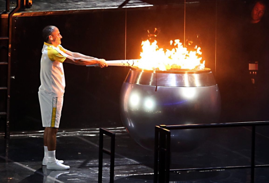 O paranaense Vanderlei Cordeiro de Lima acende a pira olímpica, um dos momentos mais emocionantes da festa. Foto: Albari Rosa