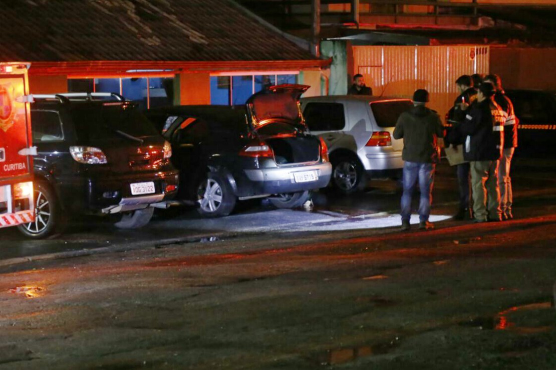 Investigadores da Divisão de Homicídios e Proteção à Pessoa (DHPP) estiveram no local. Foto: Pedro Serapio