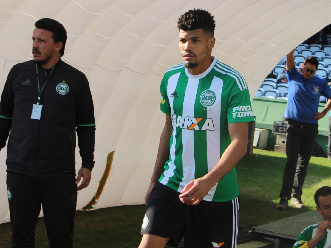 Juninho com o novo uniforme. Foto: Divulgação/Coritiba FC
