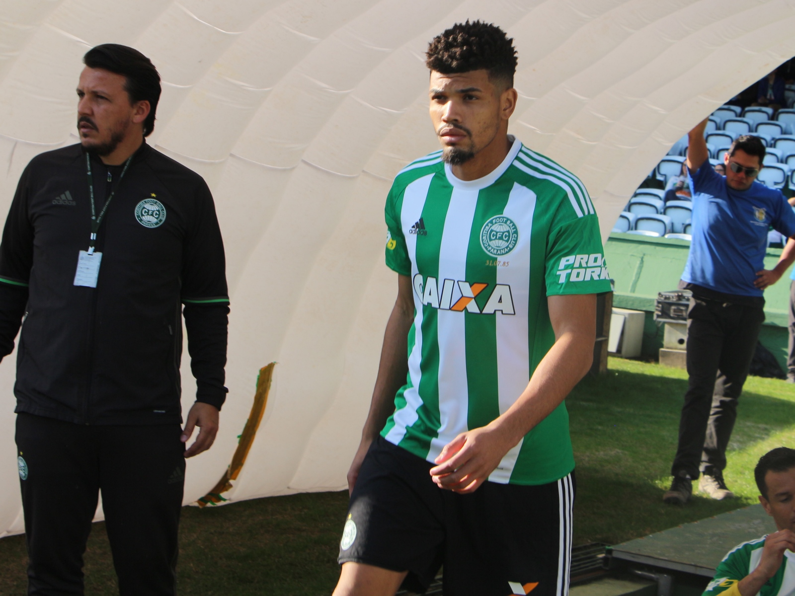 Juninho com o novo uniforme. Foto: Divulgação/Coritiba FC