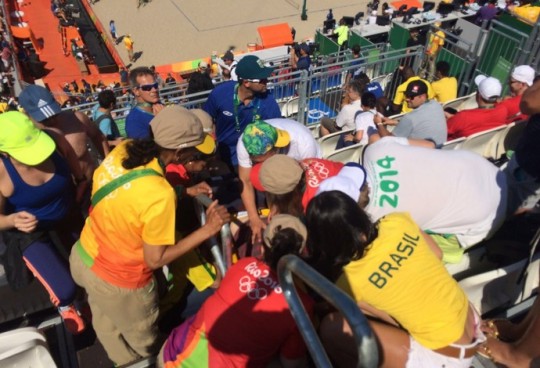 O atendimento ao jornalista inglês que sofreu uma convulsão na arena de vôlei de praia. Foto: Lucas Barros/GloboEsporte.com