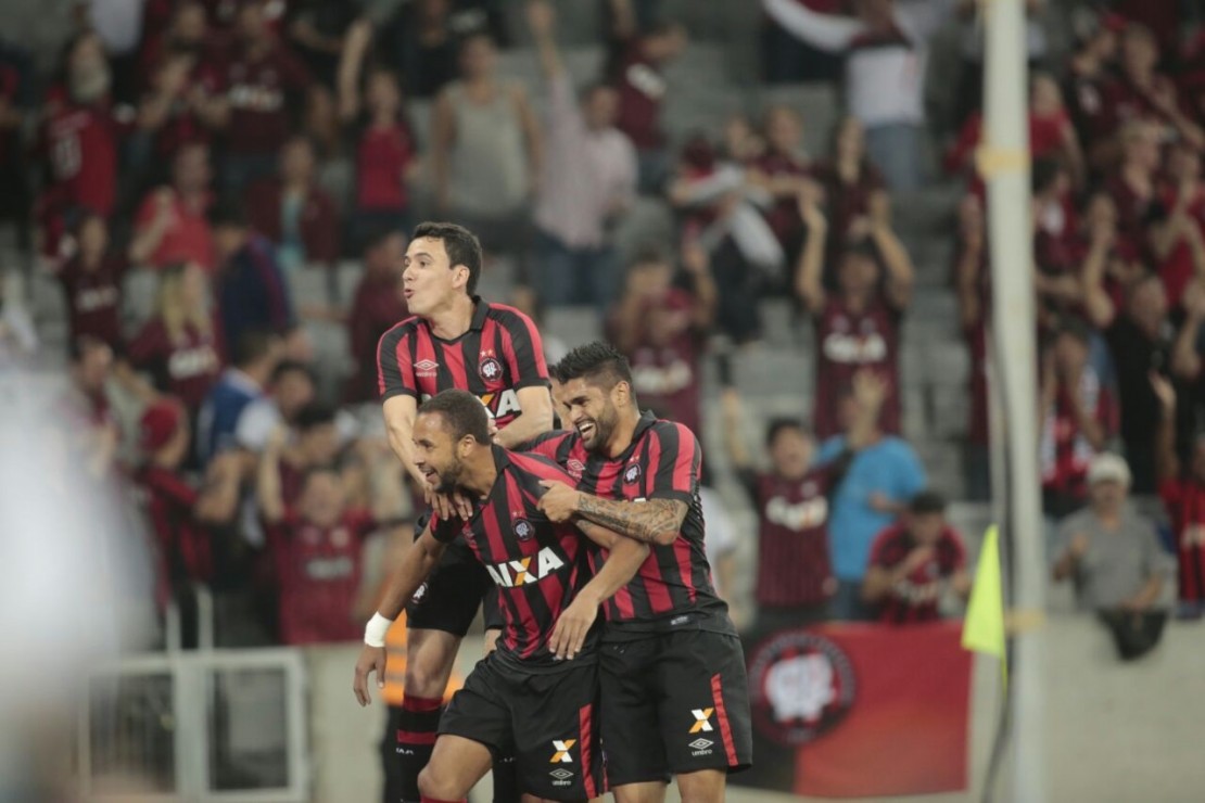 Festa para Hernani, o autor do gol. Foto: Lineu Filho