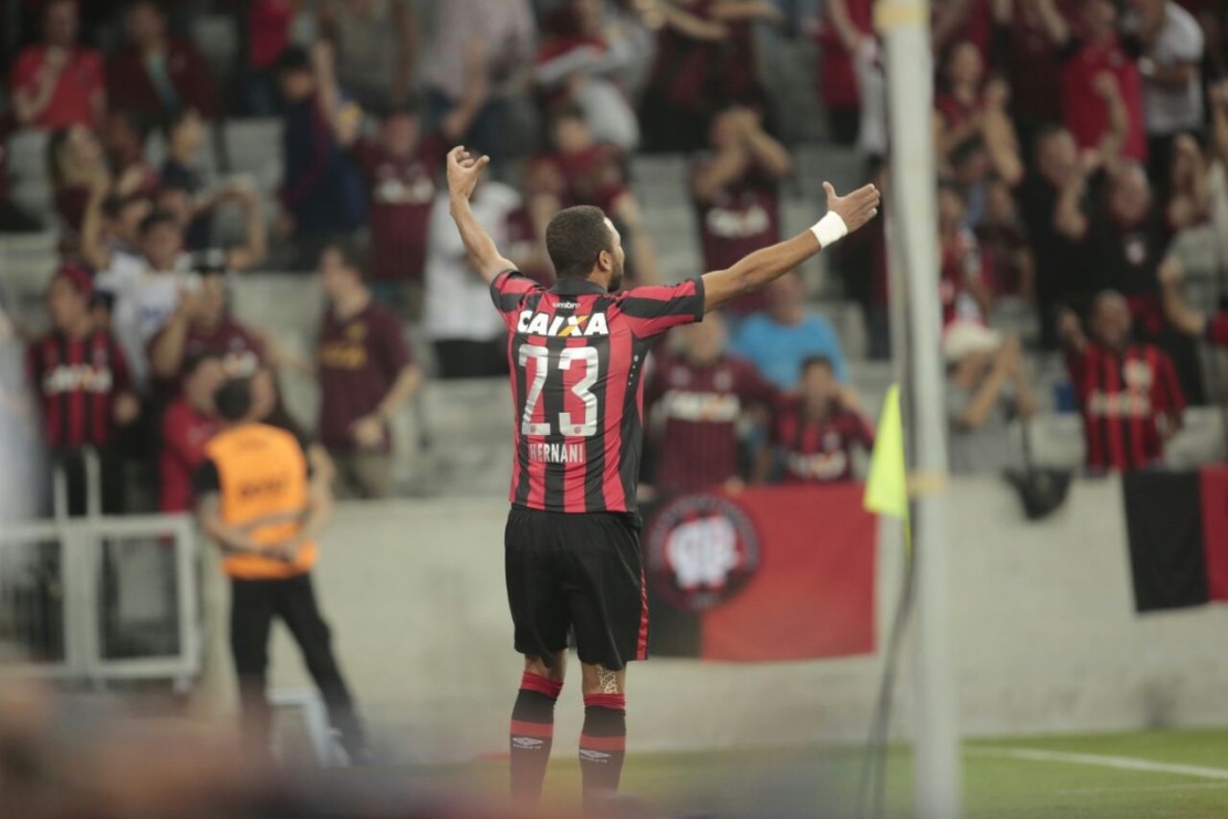 Hernani, o mais regular do Atlético em 2016, comemora o gol da vitória sobre o Botafogo. Foto: Lineu Filho