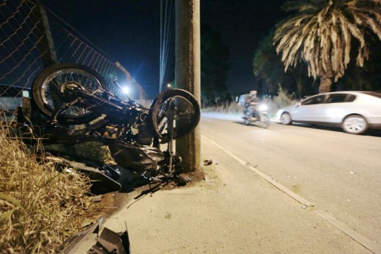 De acordo com testemunhas, o automóvel invadiu a pista contrária e atingiu a motocicleta. Foto: Lineu Filho