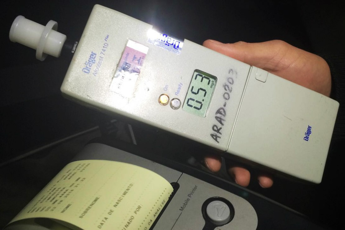 O motorista e o veículo foram encaminhados para a Delegacia de Delitos de Trânsito (Dedetran). Foto: Lineu Filho