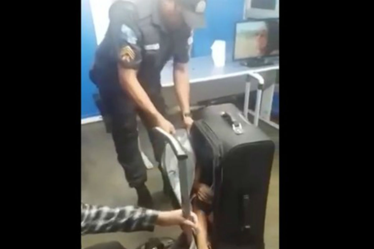 Mulher foi presa por colocar menor em mala