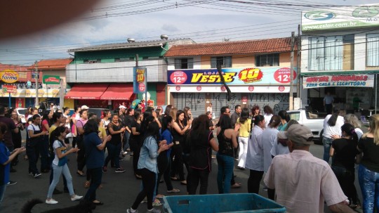Comerciantes do Sítio Cercado protestam por mais segurança.