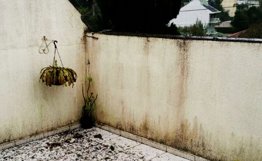 O condomínio vizinho à residência de Osvaldo também teve danos por conta do raio. Foto: Colaboração.