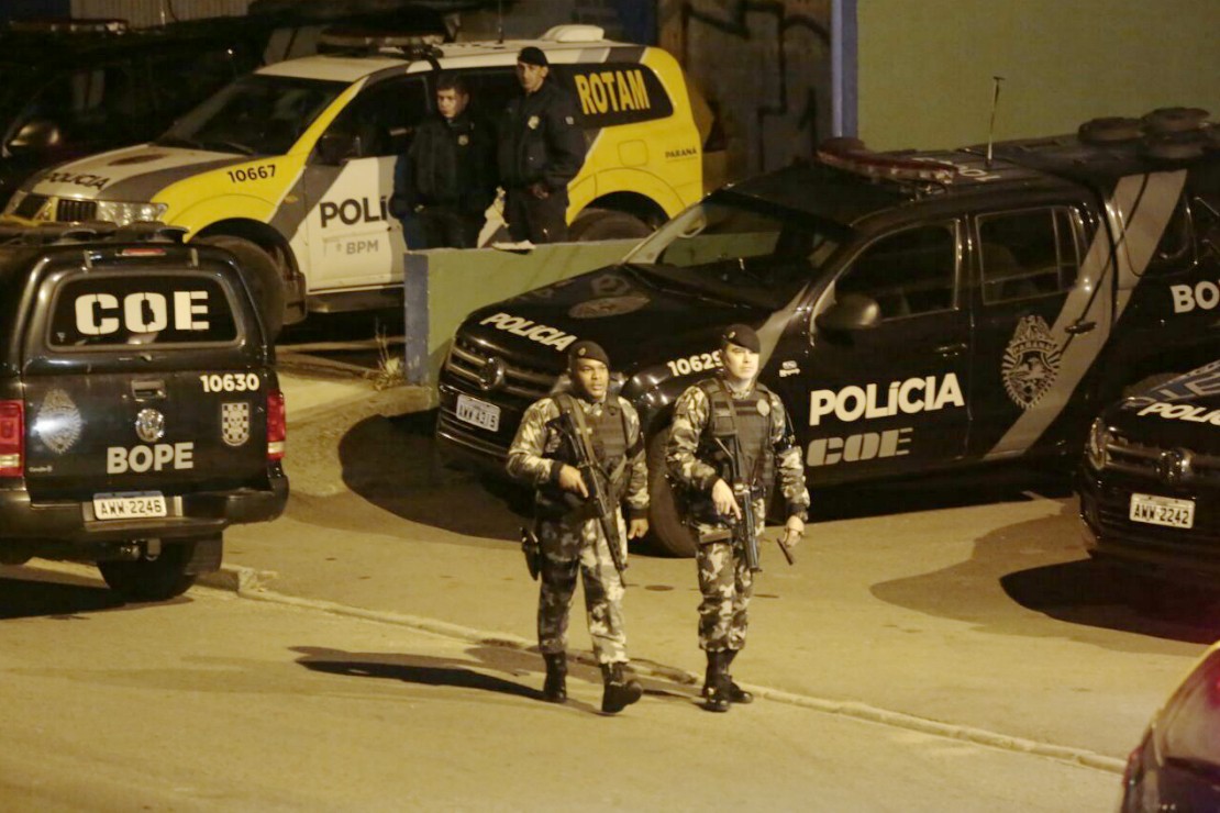Equipe de negociação foi ao local na tentativa de convencer o homem entregar a arma. Foto: Lineu Filho