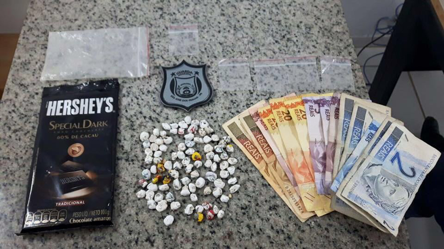 Na Vila Edite, em São José dos Pinhais, rapaz é preso por assalto a farmácia e moça detida por tráfico.