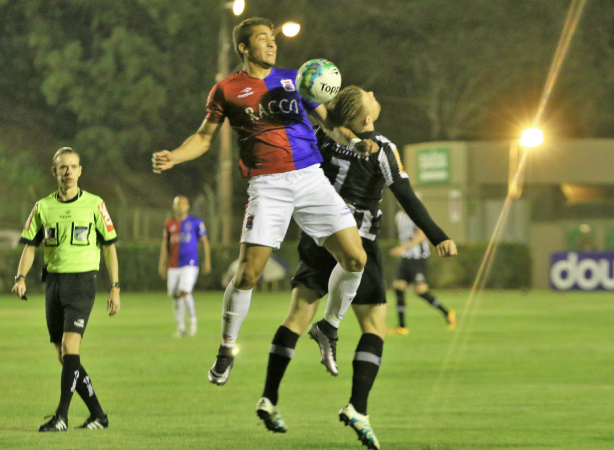 Jean disputa com o ex-paranista Marcos Serrato. O volante saiu irritado com a arbitragem. Foto: Felipe Couri/Tupi FC
