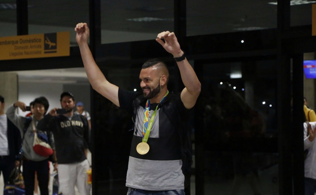 Weverton se surpreendeu e se emocionou com a recepção no aeroporto Afonso Pena. Foto: Felipe Rosa