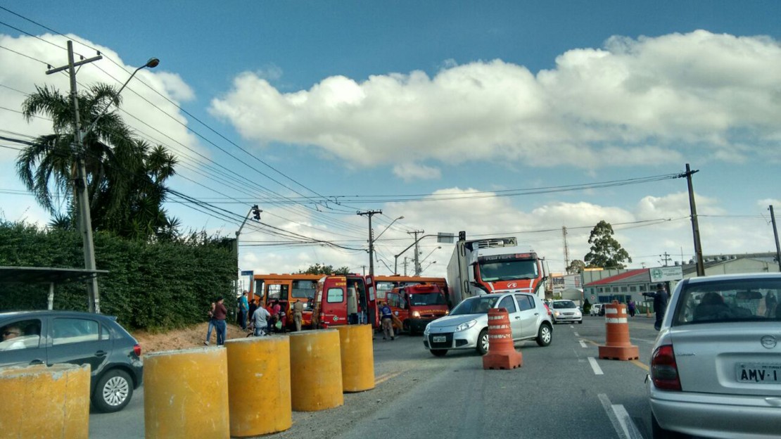 Colisão entre ônibus e caminhão baú de transportadora, em Pinhais.