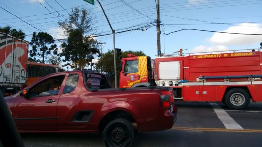 Colisão entre ônibus e caminhão baú de transportadora, em Pinhais.