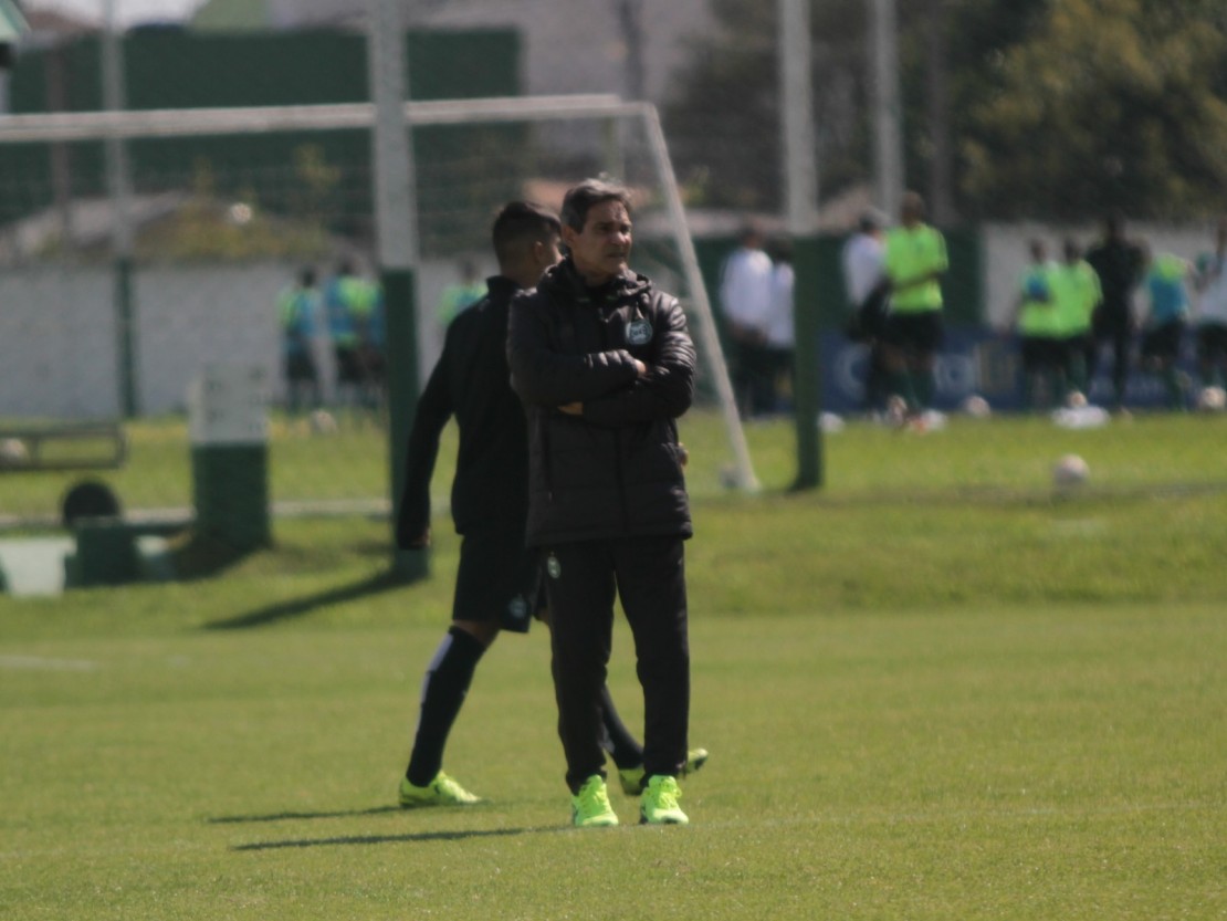 Com o "binóculo curto", Paulo César Carpegiani só olha para a Chapecoense. Foto: Divulgação/CFC
