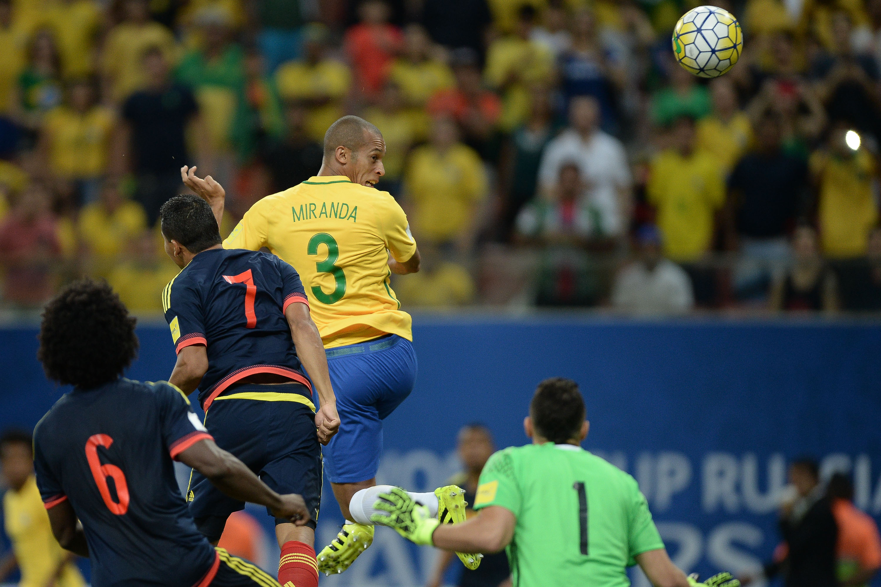 O paranaense Miranda marcou de cabeça logo no início do jogo. Foto: Pedro Martins/MoWA Press