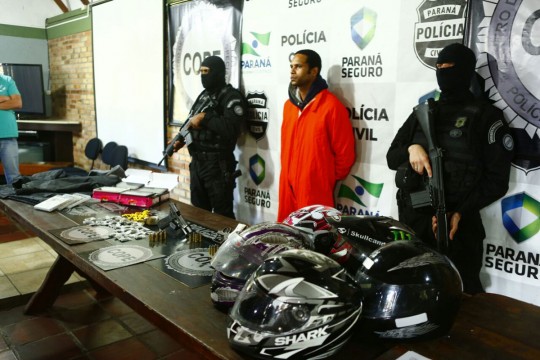 A arma do policial estava na casa de Rodrigo. Foto: Lineu Filho