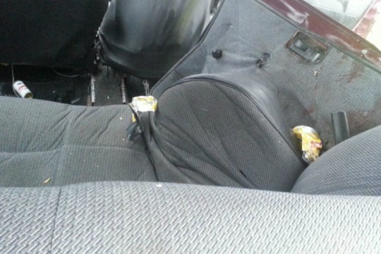 Latas de cerveja ficaram dentro do Uno. Foto: Colaboração/Programa 190.