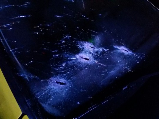 Os tiros danificaram a viatura, mas ninguém se feriu. Foto: Colaboração.