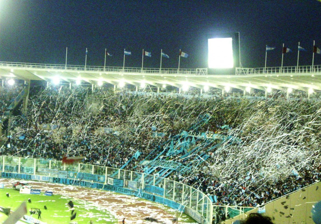 A fanática torcida do Belgrano lotando o estádio Mario Alberto Kempes. Foto: Arquivo