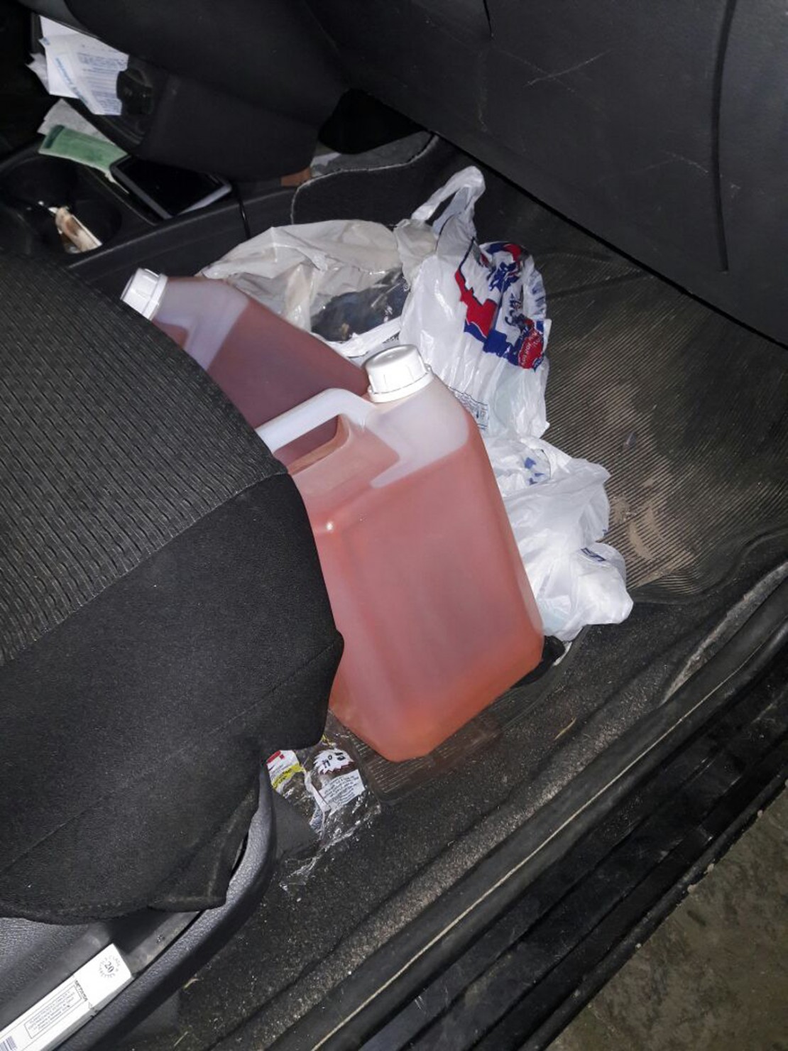 Polícia encontra, por acaso, cadáver em orta-malas e prende casal que possivelmente incendiaria o corpo.