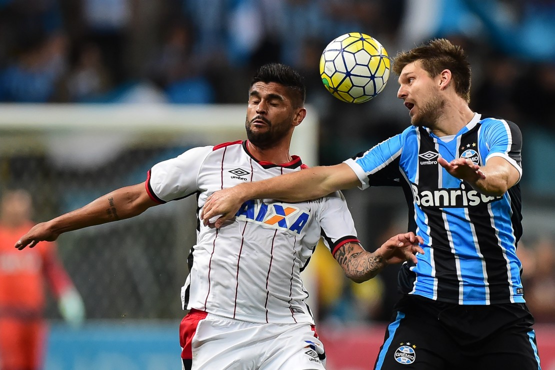 Luan correu muito e sofreu com a marcação do argentino Kannemann. Foto: Vinícius Costa/Estadão Conteúdo