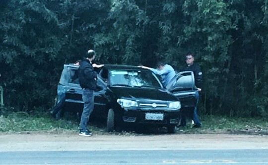 Foto divulgada pela campanha do candidato do PMN mostra o momento em que os guardas municipais são abordados do lado de fora da Chácara São Rafael Divulgação/Campanha de Rafael Greca.
