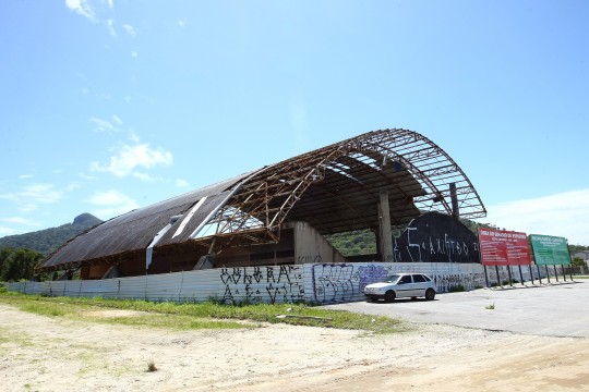 O ginásio de esporte Vicente Gurski, mais conhecido como “Cascatão”, era um cartão-postal negativo para a cidade. Foto: Arquivo/ANPr