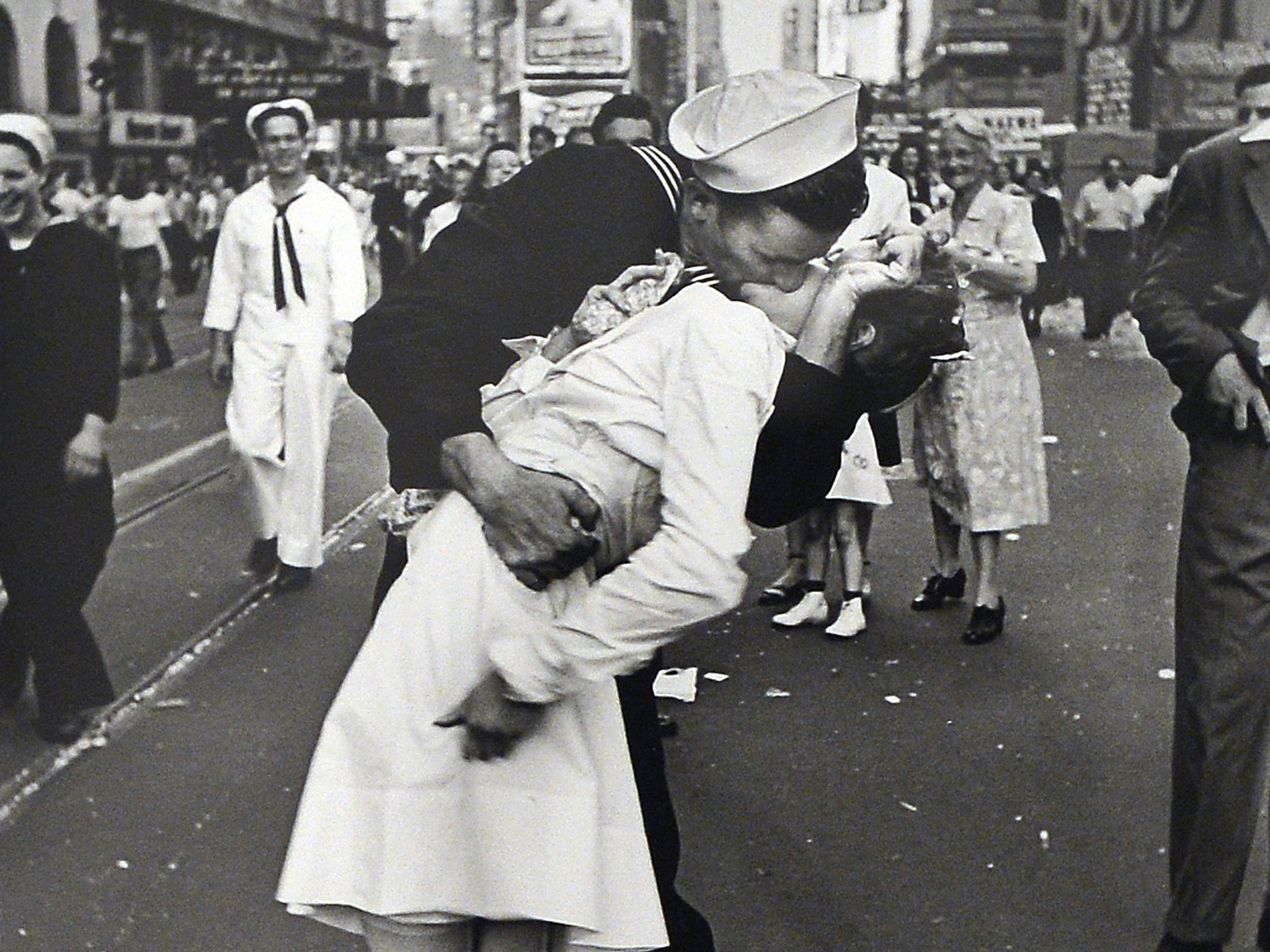 Morre enfermeira da icônica foto do beijo celebrando o fim da Segunda Guerra.