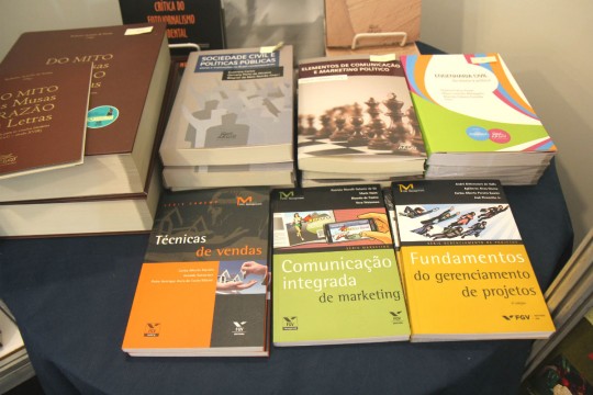 Estande da FGV tem vários títulos a preços populares (Foto: Raquel Tannuri Santana).