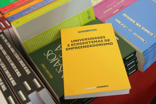 está “Universidade e Economia do Empreendedorismo”, de Paulo Lemos, editado pela Unicamp (Foto: Raquel Tannuri Santana).