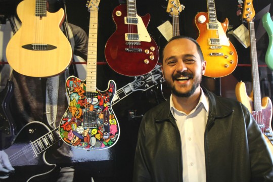 Jones Paulo trabalha com vendas de instrumentos musicais e é cliente da CNova (foto: Raquel Tannuri Santana).