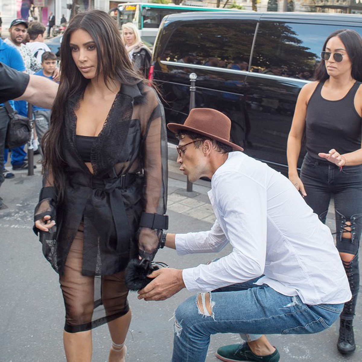 Ucraniano Vitalii Sediuk, o "maluco de Hollywood", lasca um beijo na bunda de Kim Kardashian. Foto: Reprodução Instagram