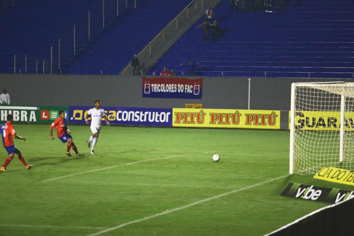 No primeiro turno, Robson marcou o gol do Paraná no empate em 1x1 com o Londrina no estádio do Café. Agora, o duelo é na Vila Capanema, e Robson está no São Paulo. Foto: Roberto Custódio
