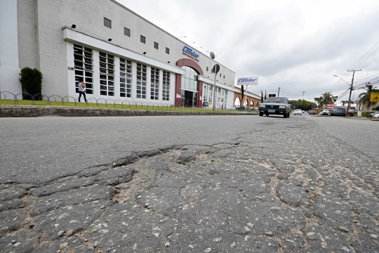 REVITALIZACAO MANOEL RIBAS - CURITIBA - PARANA - 24/11/14 - Prefeitura promete melhorias para a rua Manoel Ribas, Trecho de Santa Felicidade proximo ao contorno norte enfrenta diversos problemas. FOTO: Suellen Lima / Tribuna do Parana - AGP