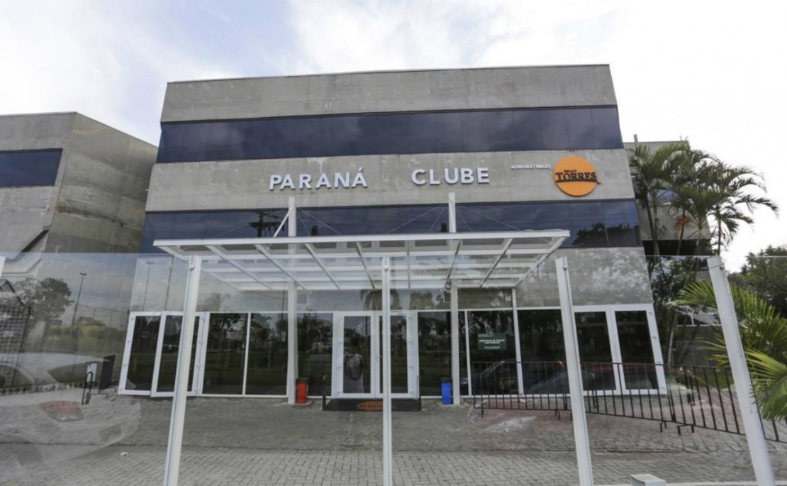 Na fachada da sede da Kennedy, já está também a marca da empresa que arrendou o salão de festas. Foto: Daniel Castellano