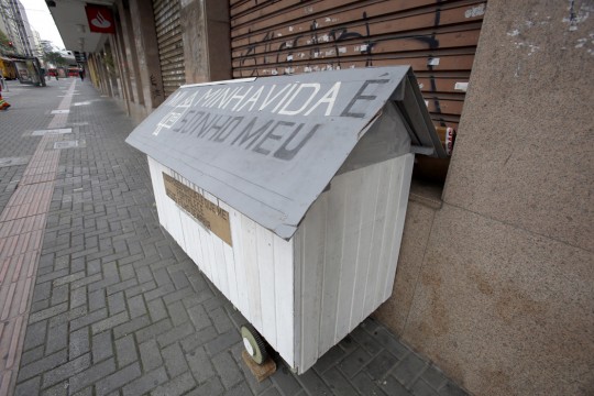 Com depressão, homem que vive em casinha de cachorro sonha em retomar a vida. Foto: Átila Alberti.
