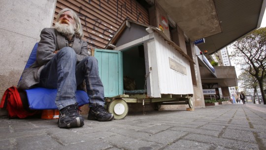 Com depressão, homem que vive em casinha de cachorro sonha em retomar a vida. Foto: Átila Alberti.