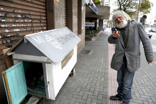 Com depressão, homem que vive em casinha de cachorro sonha em retomar a vida. Foto: Átila Alberti.