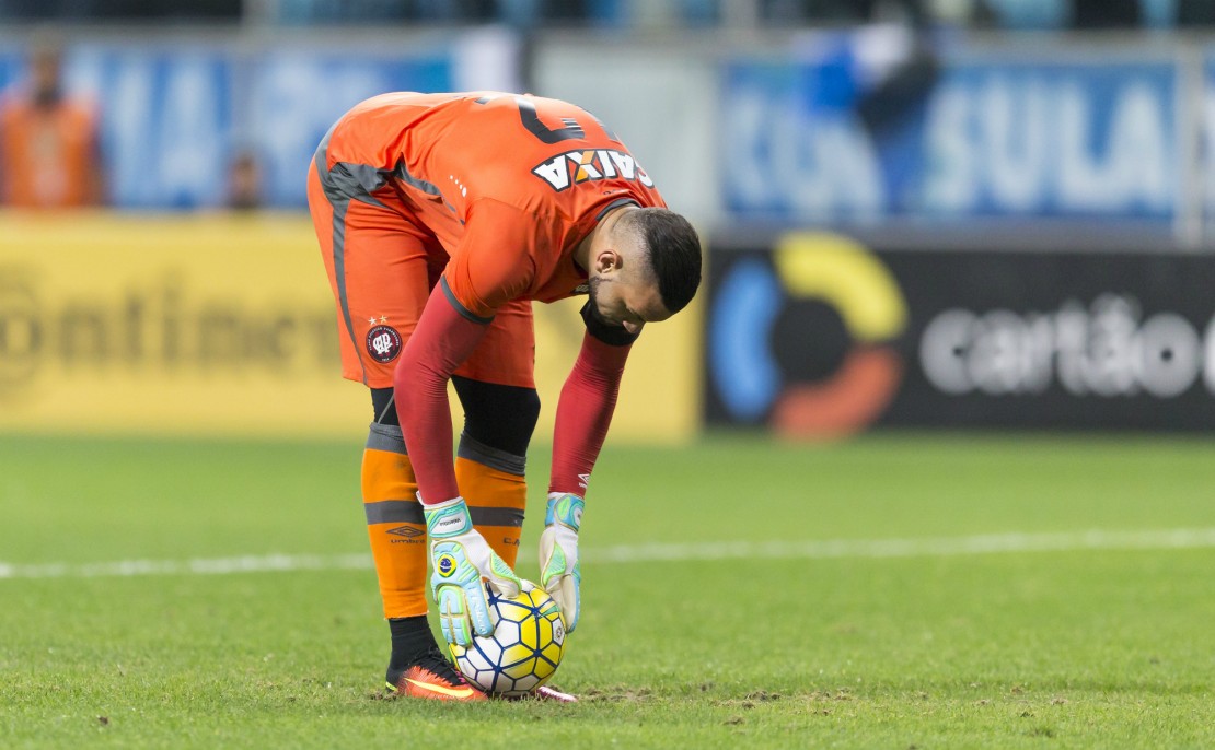 Weverton na marca do pênalti. O goleiro foi muito criticado pela decisão de cobrar a penalidade no lugar de Juninho. Jefferson Guareze/Estadão Conteúdo