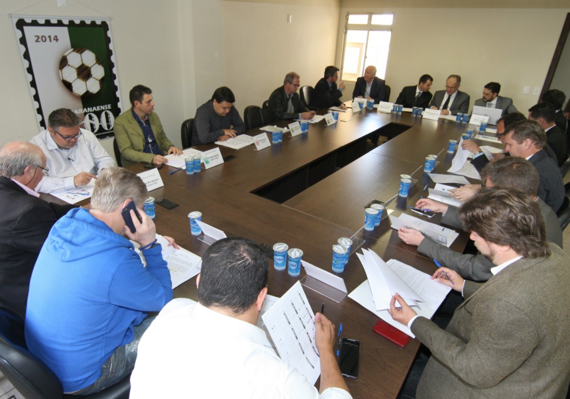 Os cartolas se reuniram na sede da Federação Paranaense de Futebol. Foto: Aniele Nascimento