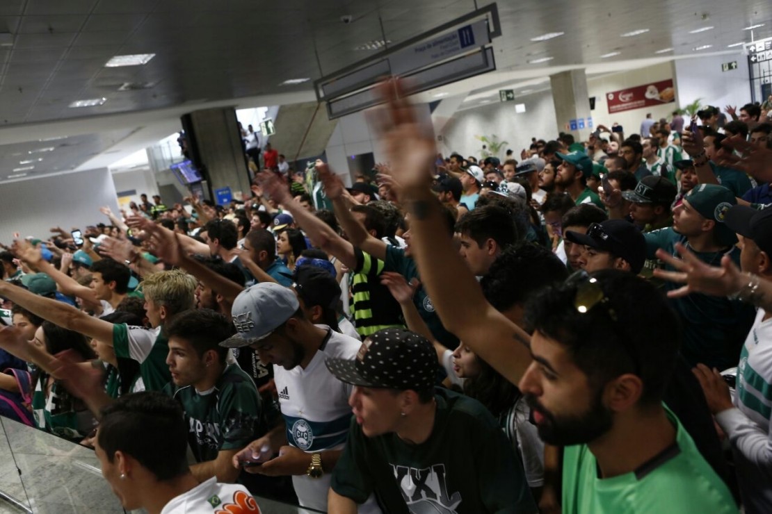 A torcida alviverde encheu o Aeroporto Afonso Pena para receber os jogadores. Foto: Marcelo Andrade